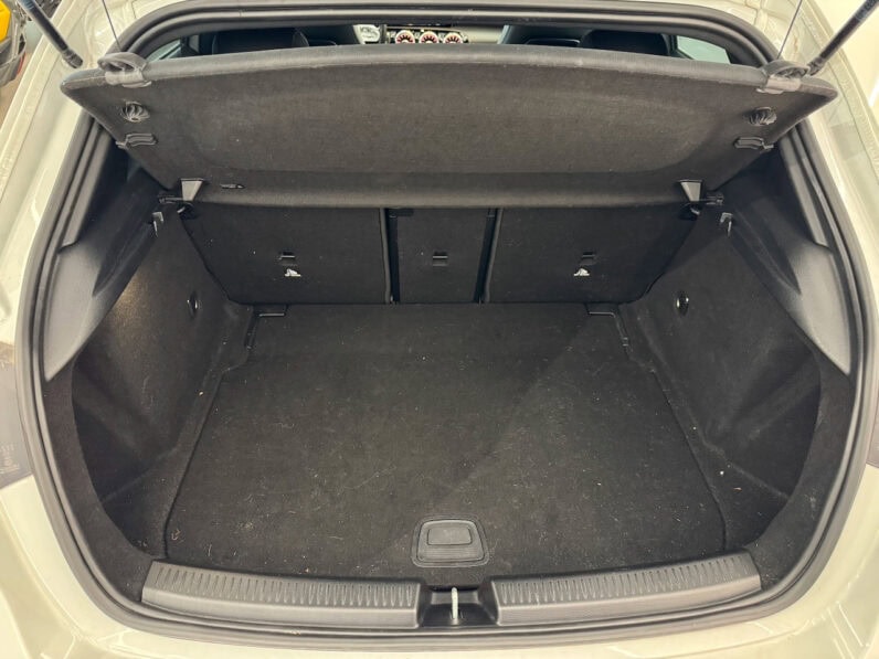 
								MERCEDES-BENZ Classe A 180 d 1.5 d 7G-DCT 116 cv AMG Line full									